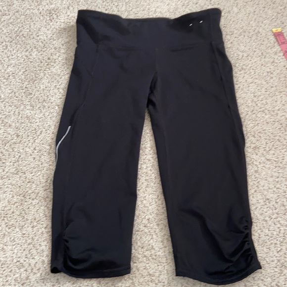 GAP Fit Pedal Pusher Workout Pants, Small - Picture 1 of 8
